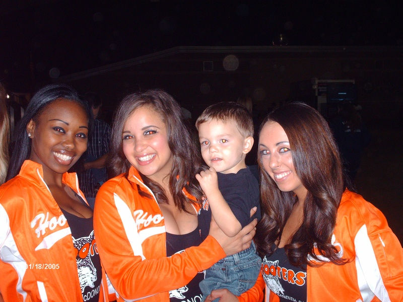 Hooter's Girls @ UCW Live