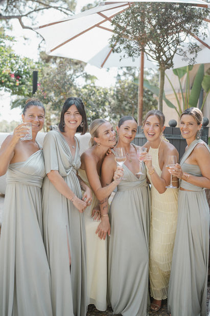 Fröhliche Hochzeitsgäste beim Sektempfang unter Palmen im Cal Reiet