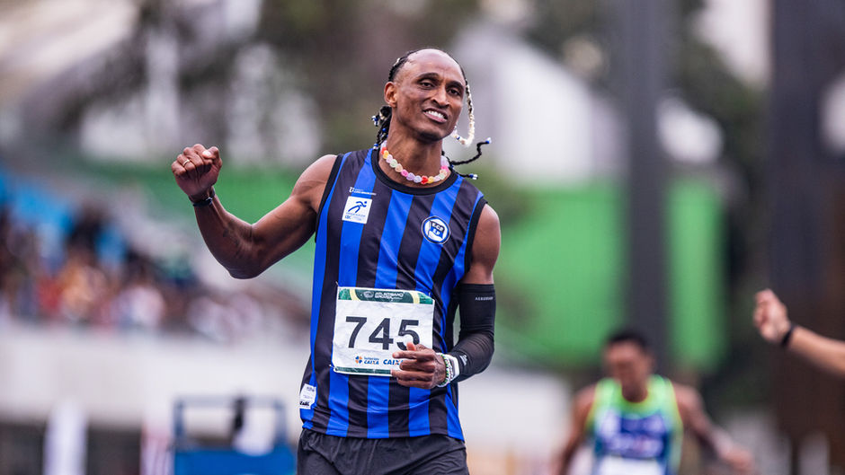 Alison dos Santos é campeão do Troféu Brasil pela primeira vez com mais um recorde do campeonato