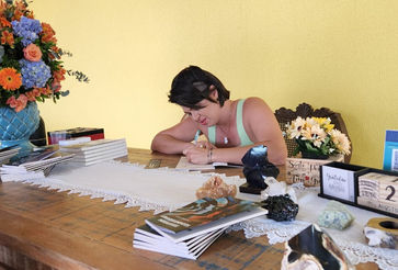 Lançamento livro 2 mesa.jpeg