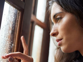 What Seasonal Depression Feels Like (And How to Get Help)