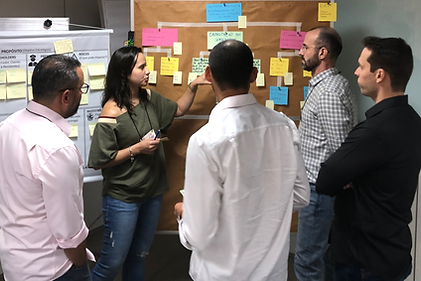 Equipe debatendo sobre projetos