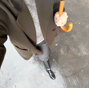 Equilibrio: Volumi morbidi e rigore sartoriale.