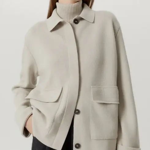 Giacca in 100% lana merino con trama compatta, versatile e calda.

€229