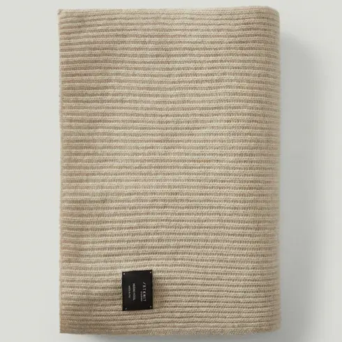 Sciarpa in 100% lana merino a coste, morbida e isolante.

€129