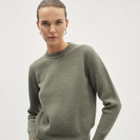 Maglione in lana merino 100%, collo Perkins, texture soffice e calda.

€195