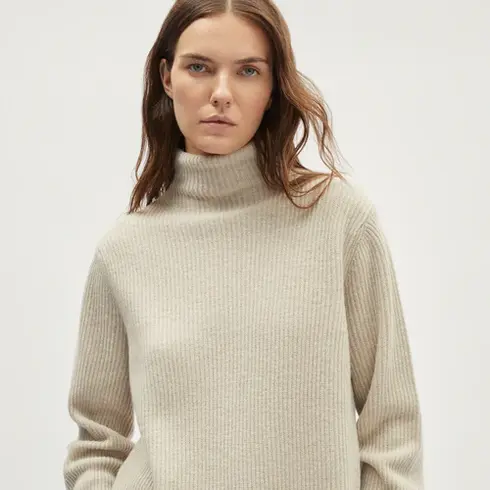Maglia in 100% lana merino extra fine, collo alto minimal.

€229