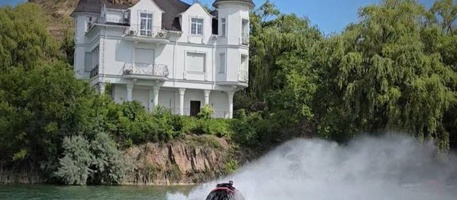 Замок в особо охраняемой зоне. Чей он?