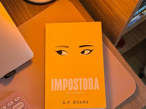Resenha: Impostora | Até onde alguém pode ir para conquistar o sucesso?