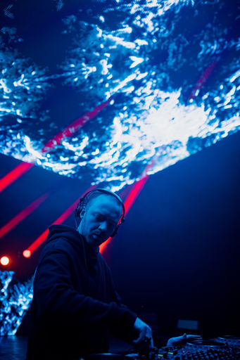 LED screen design positioned above the DJ with generative visuals created in Touchdesigner by Acid Thermal at a techno event at Het Entrepot in Bruges, Belgium