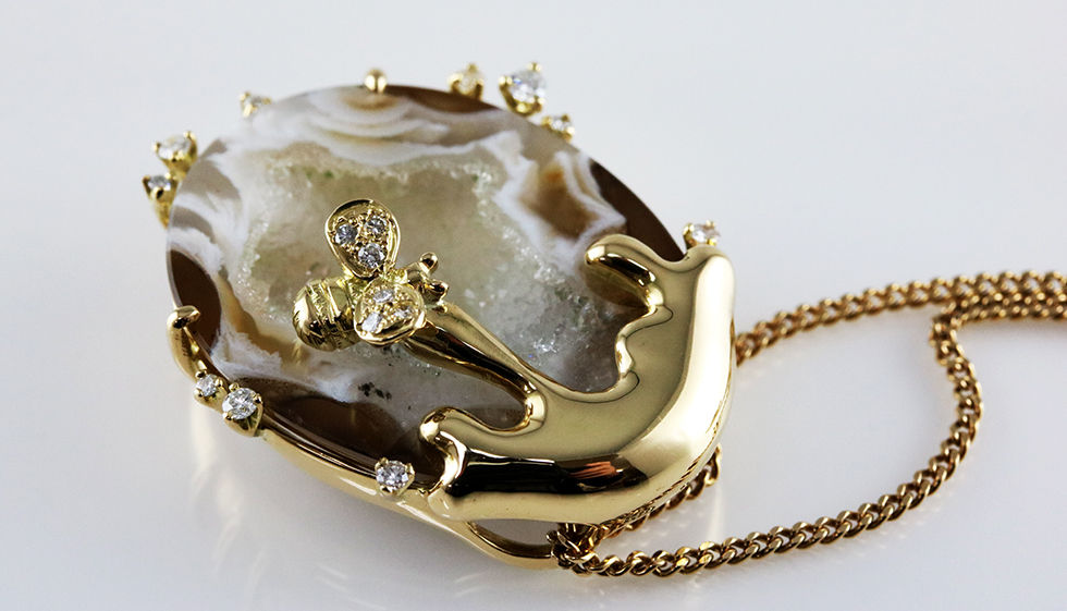 サムネイル： デザイナーズコレクション　　K18 オリジナルペンダントネックレス　ミツバチ