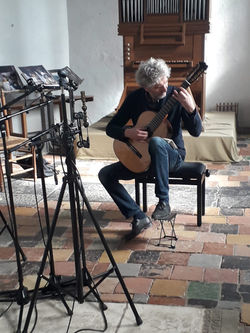 Rob-spelend-op-gitaar