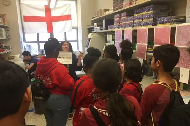 Estudiantes de secundaria visitando el laboratorio