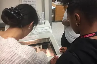 Estudiantes de secundaria en el laboratorio