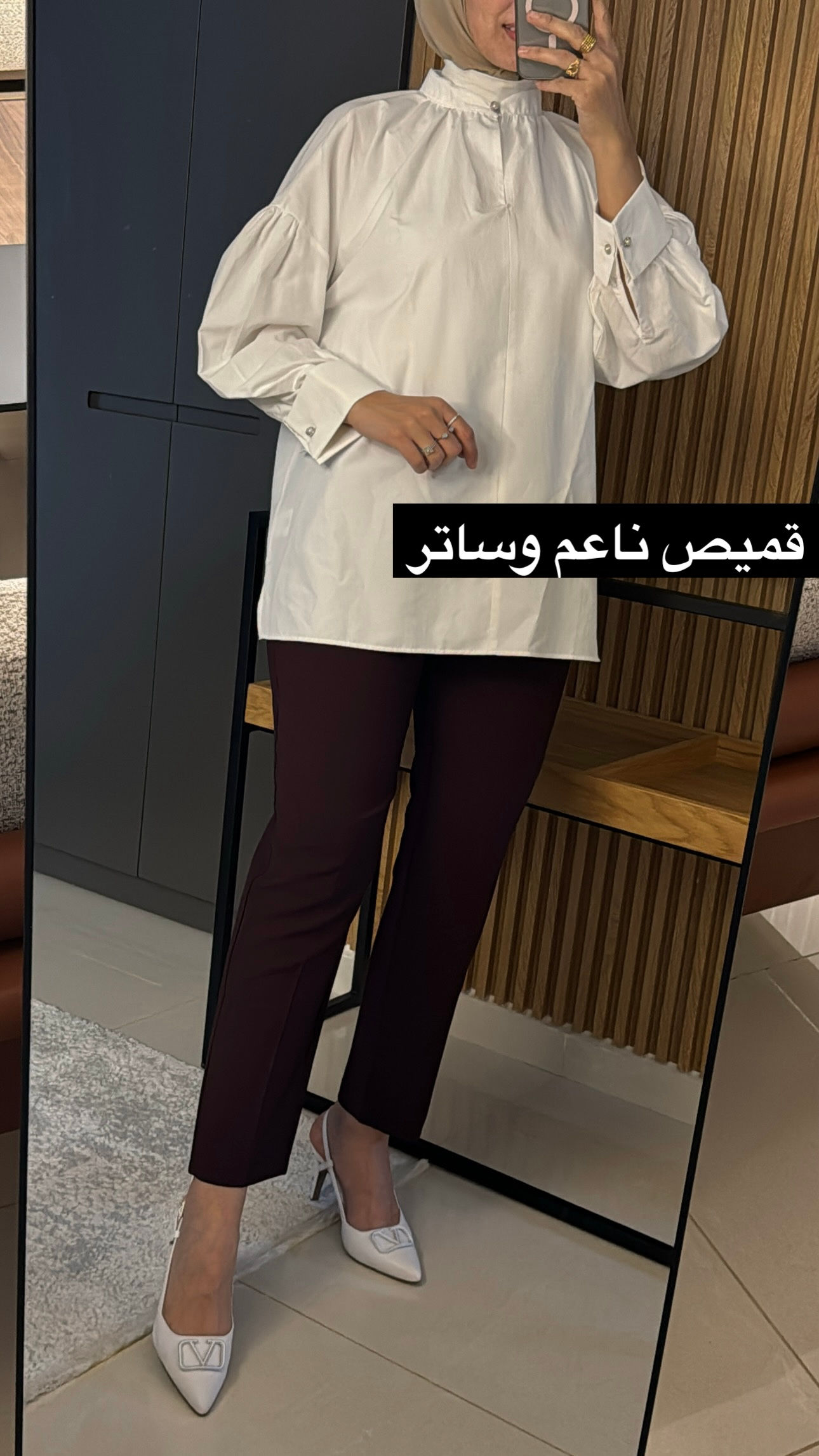 מכופתרת עדינה עם זרכון ביד