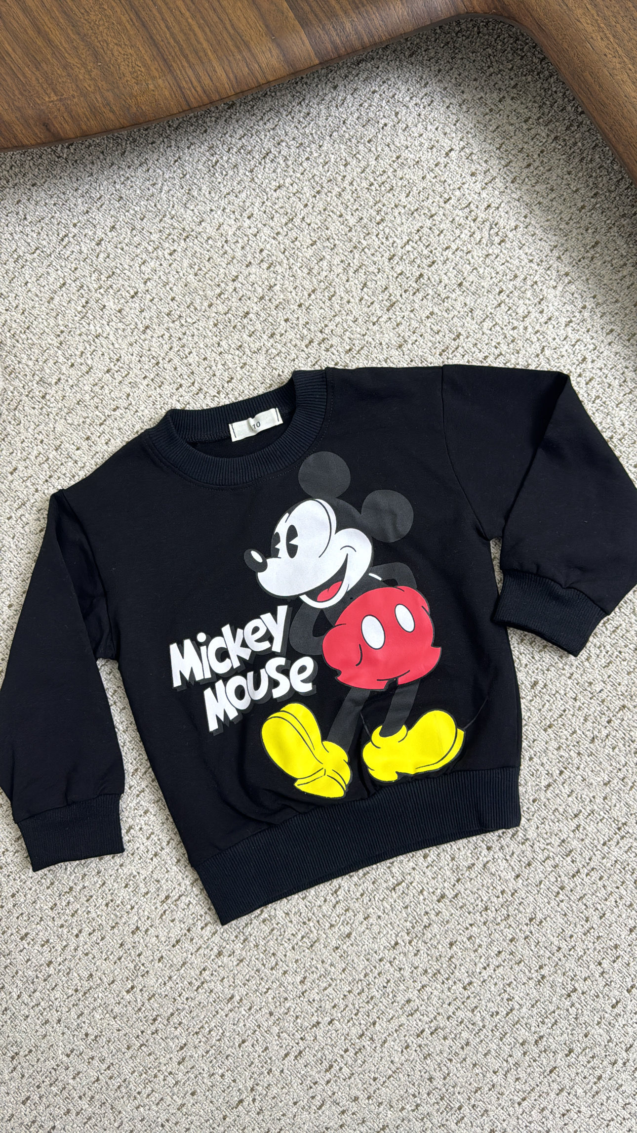 סווטשירט שחורה