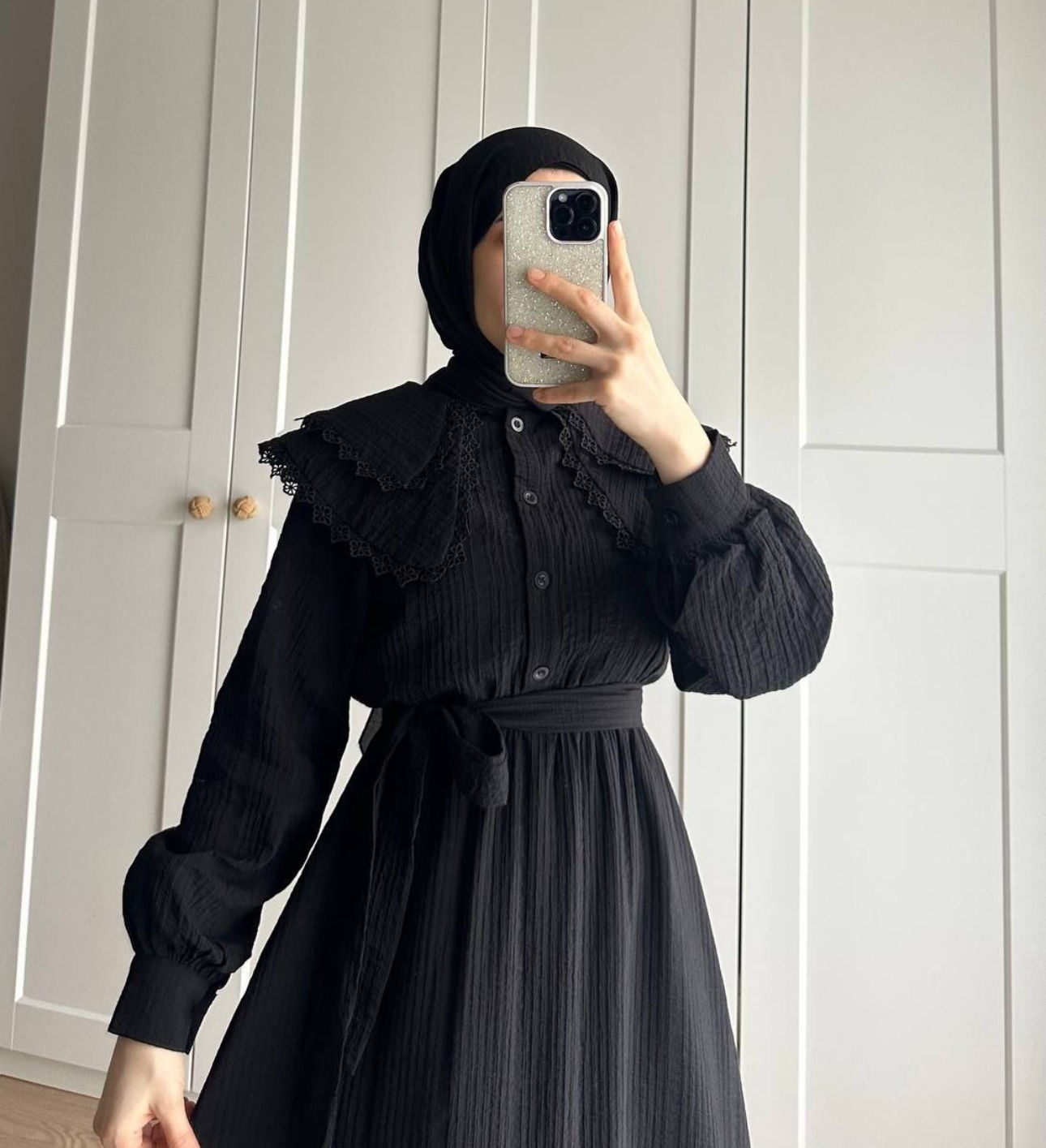 שמלה שחורה עדינה