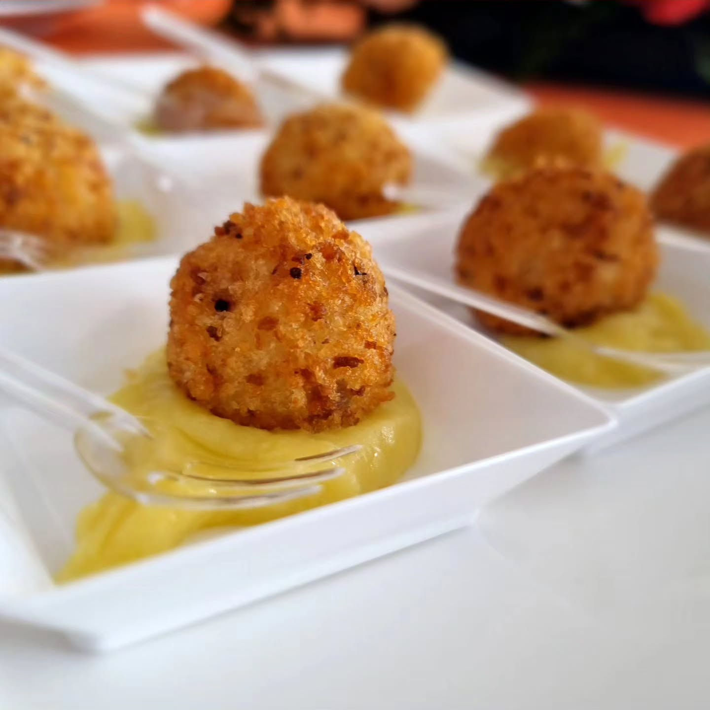 Polpettina di baccalà alla vaniglia su patata all'olio