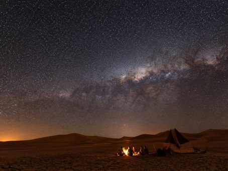 cielo stellato sahara sopra le dune di merzouga con via lattea visibile nel deserto del marocco