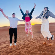 Grupo saltando en el desierto