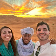 Guía local con nostros viajeros en el desierto del Sahara