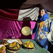 Cena tradicional marroquí con música en vivo en un campamento del desierto del Sahara
