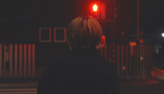 映画『光へ逃げれば』信号