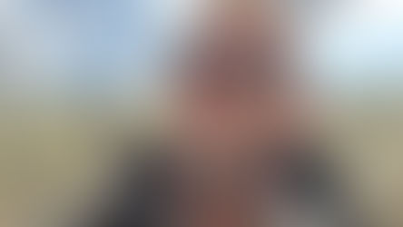 persoon in natuur die hoogsensitief en lichaamsbewust aanwezig is