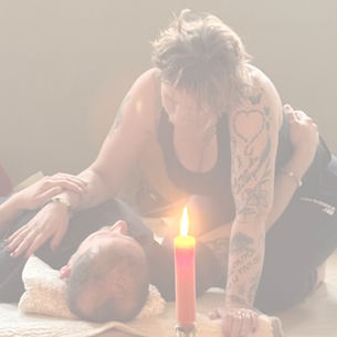 Sabina en André samen in de praktijkruimte — rustige, natuurlijke lichtinval. Misschien één van jullie zittend in gesprek of in een zachte ademhouding.