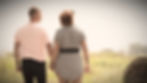 Sabina en André van Holistisch Dromen lopen hand in hand, symbool voor verbinding, vertrouwen en samen op reis gaan naar binnen.