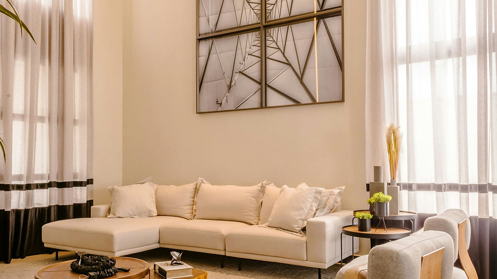 een rustige woonkamer met warme tinten — sfeer van veiligheid.