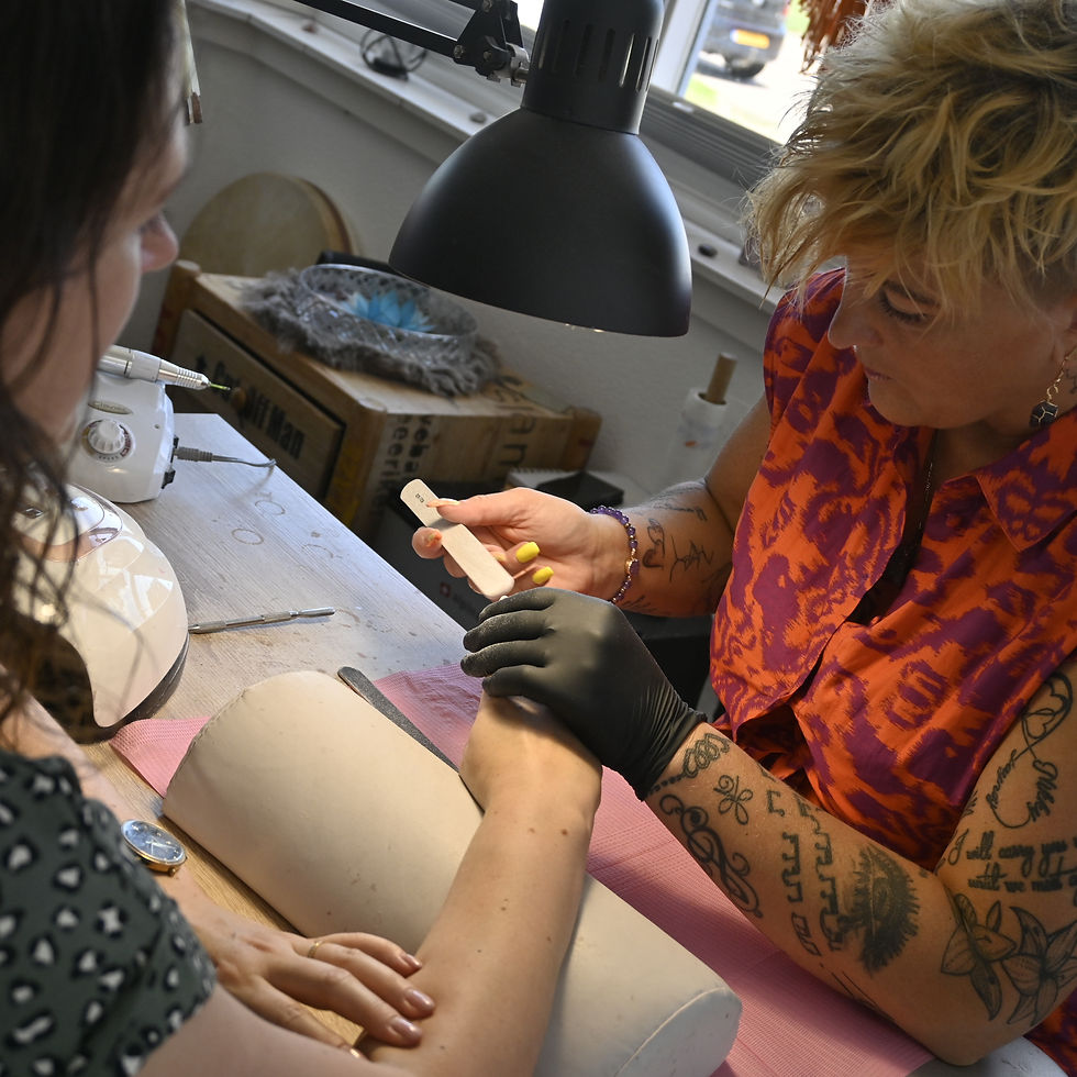 Kunstnagelbehandeling bij Secret Nails and Beauty in Obdam: Sabina brengt acrylnagels aan met precisie en liefde voor het vak.