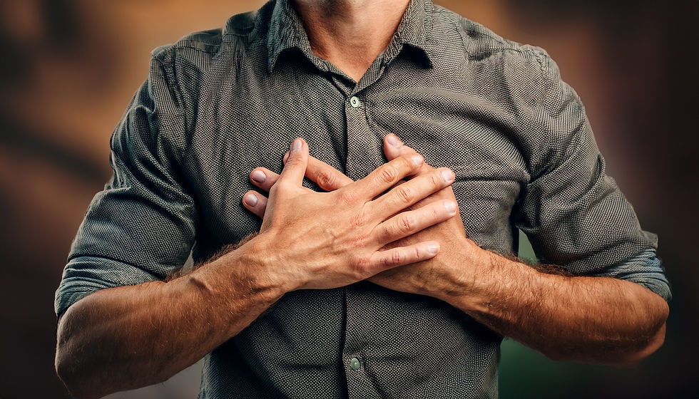 Hand op borst en buik als aards anker om stress te reguleren en de adem te laten zakken bij Holistisch Dromen.