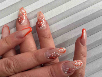 Nail art met oranje en witte bloemetjes – zomerse creatie bij Secret Nails and Beauty