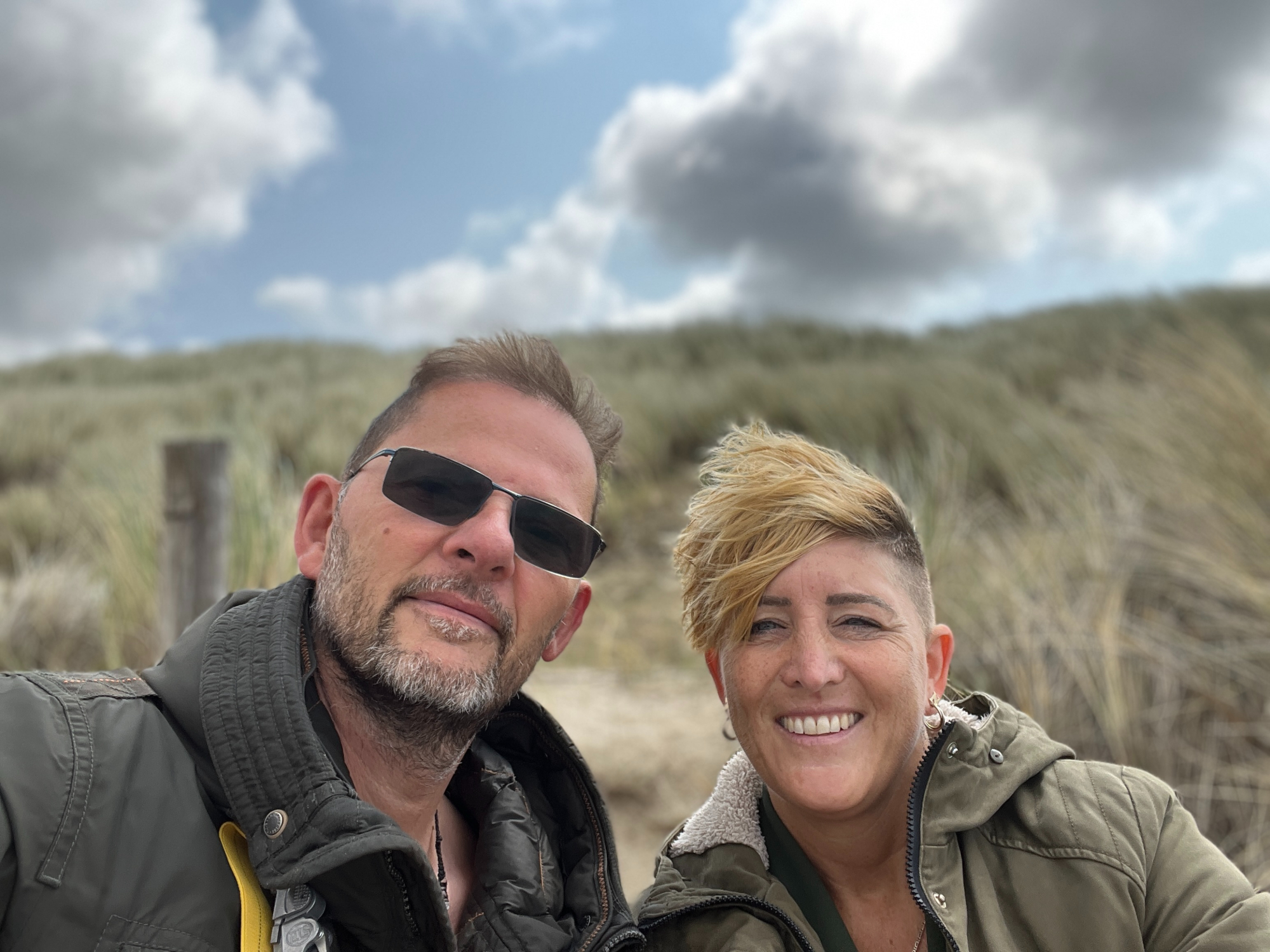 Sabina & André Zwanenburg in de duinen; verbonden en in de natuur – Holistisch Dromen, bewustzijnsbegeleiding Obdam.