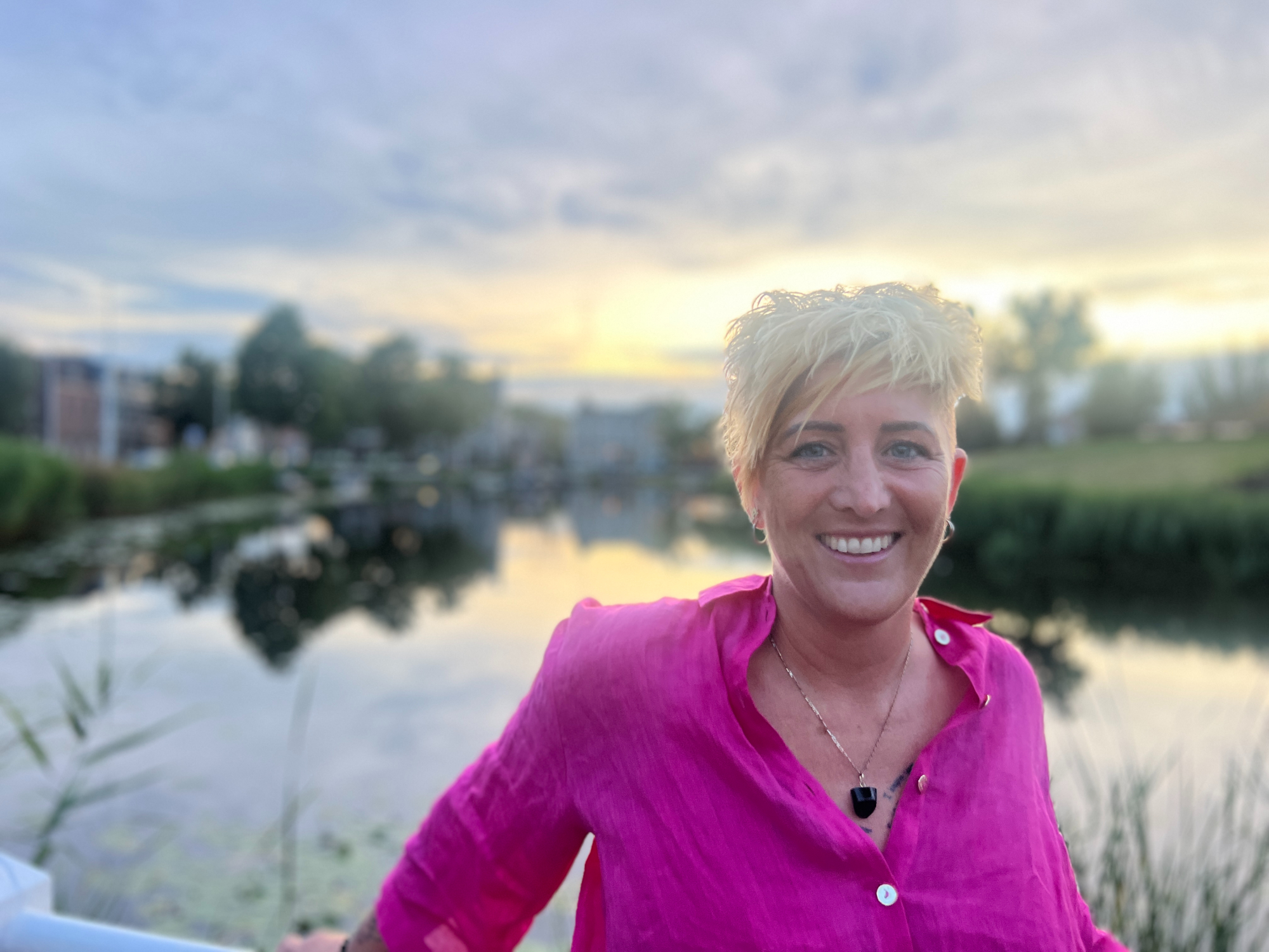 Sabina Zwanenburg in de natuur; zachte adem en overgave in het moment.