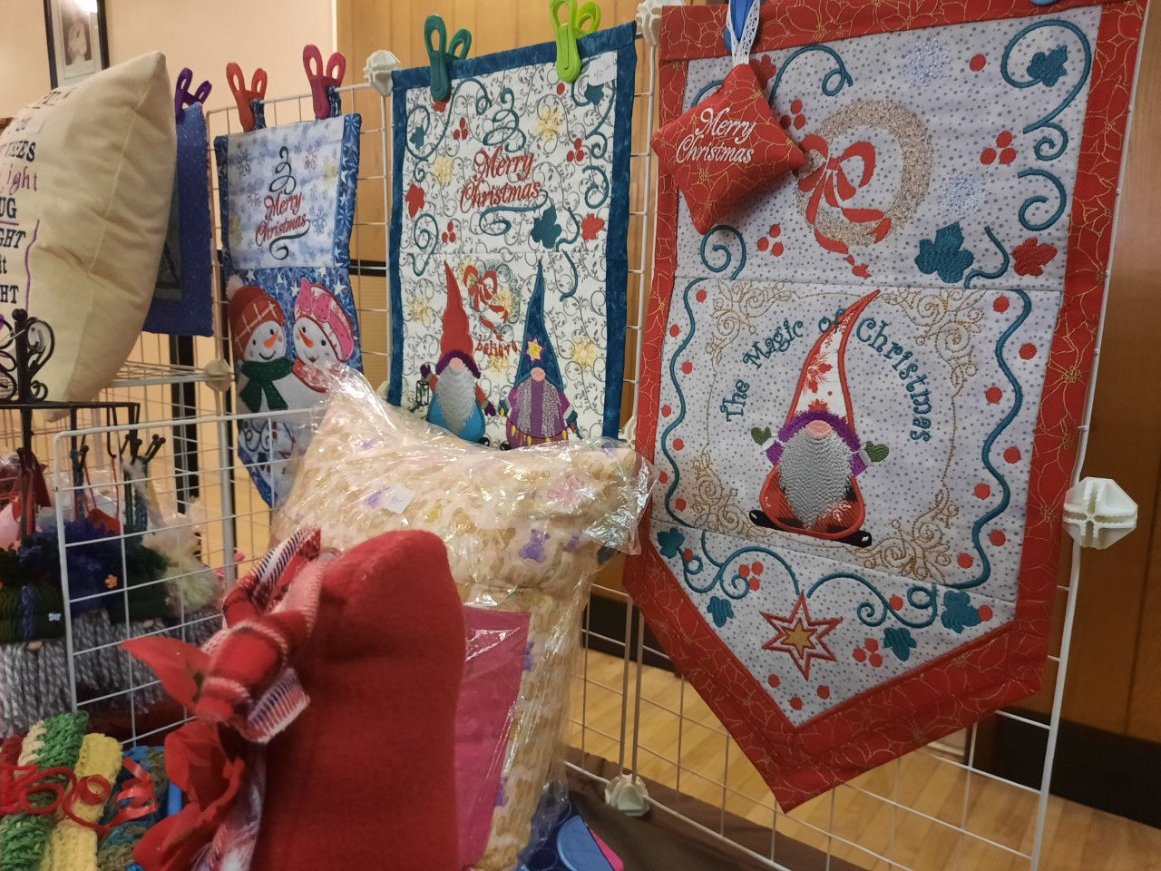 Flag #304, Merry Christmas single gnome