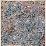 Großformatiger Holzschnitt von Martin Werthmann (*1982, Gießen), bestehend aus vielschichtigen, durchscheinenden Farb- und Lichtfeldern, in denen sich Schönheit und Gewalt, Ordnung und Chaos vereinen. Durch überlagerte Pigmentschichten und feine Texturen löst der Künstler die Grenzen zwischen Oberfläche und Tiefe, Figuration und Abstraktion auf. Ausgangspunkt sind Pressefotografien von Katastrophen in Städten wie Aleppo, Beirut und Tianjin, die Werthmann in poetische Erinnerungsräume verwandelt. Mit einem komplexen Druckverfahren verbindet er Spuren menschlicher Zerstörung mit natürlichen Strukturen und schafft immersive Bildräume, die Wahrnehmung, Emotion und Realität erfahrbar machen.