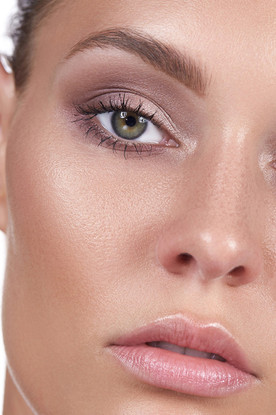 Natürliches, glänzendes Makeup an junger Frau