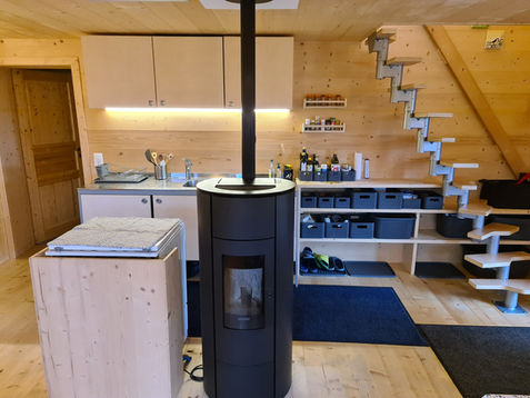 Küche mit Kochinsel und vollautomatischem Pelletofen.jpg