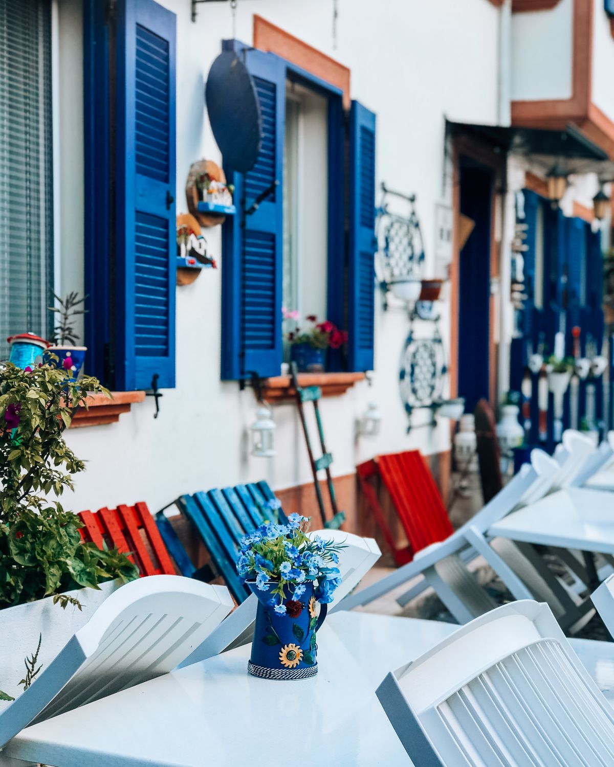 Terrasse d'un café avec ses tables