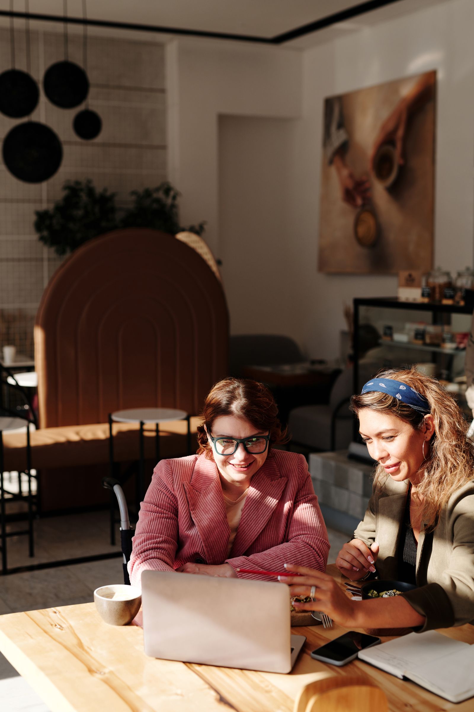 Deux femmes échangent dans un café