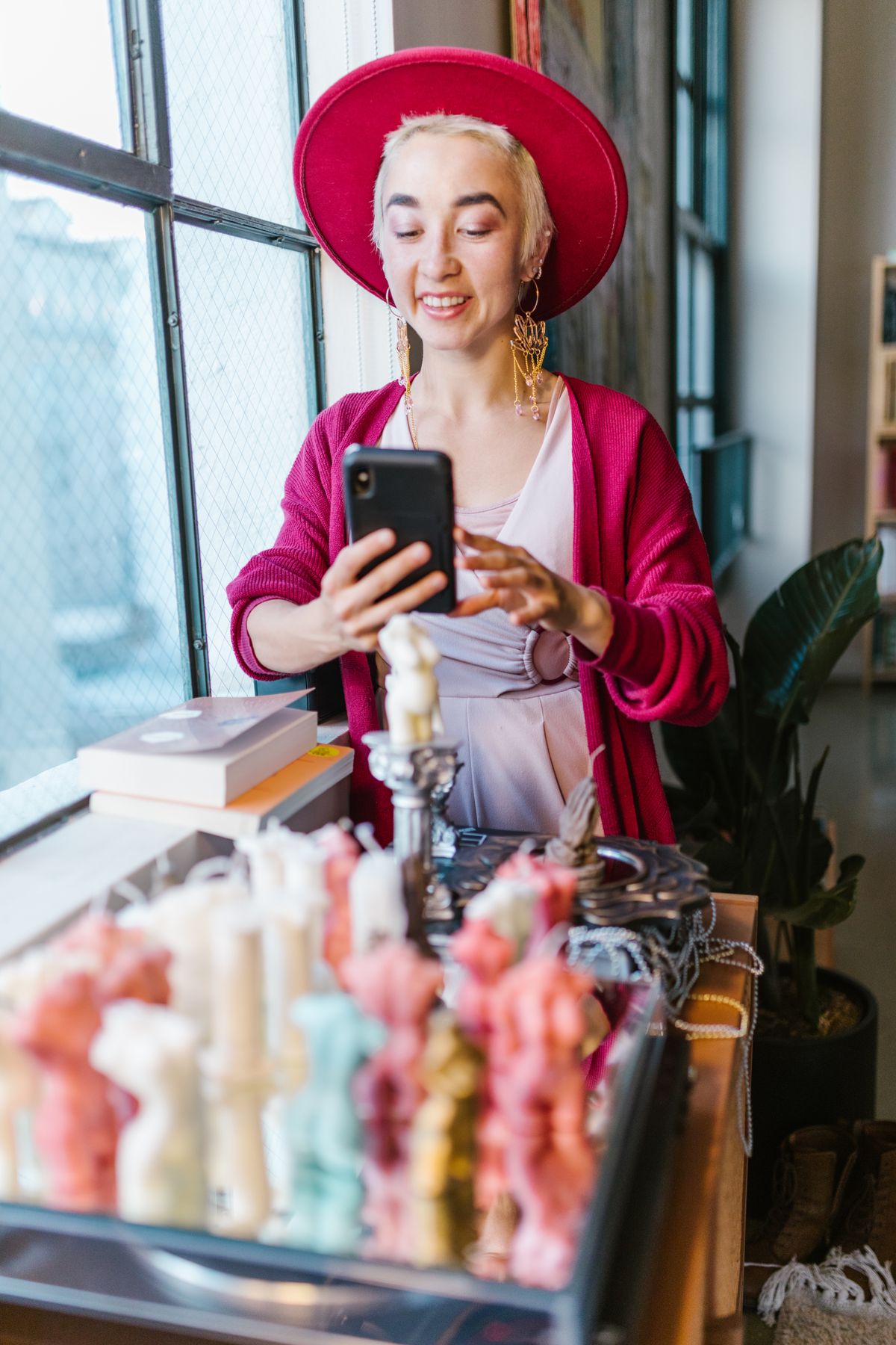 Femme qui photographie ses produits avec son téléphone