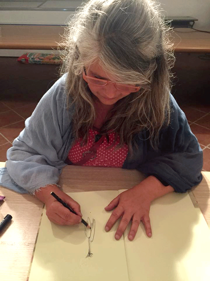 illustratrice disegna a mano libera su carta e matita