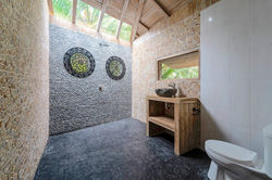 twin room shower.jpg