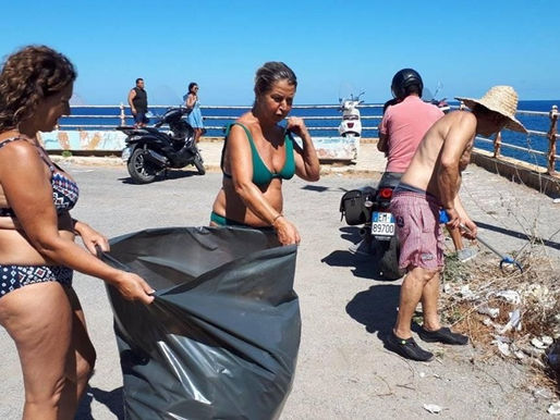 Aspra. Alcuni cittadini puliscono volontariamnete la spiaggia del Sarello