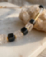 Tijdloze elegante sieraden gemaakt met Griekse keramiek kralen, natuurlijke schelp kralen, facet glas en zoetwaterparels. Het perfect sieraad om cadeau te geven met een premium jewelry gift box 