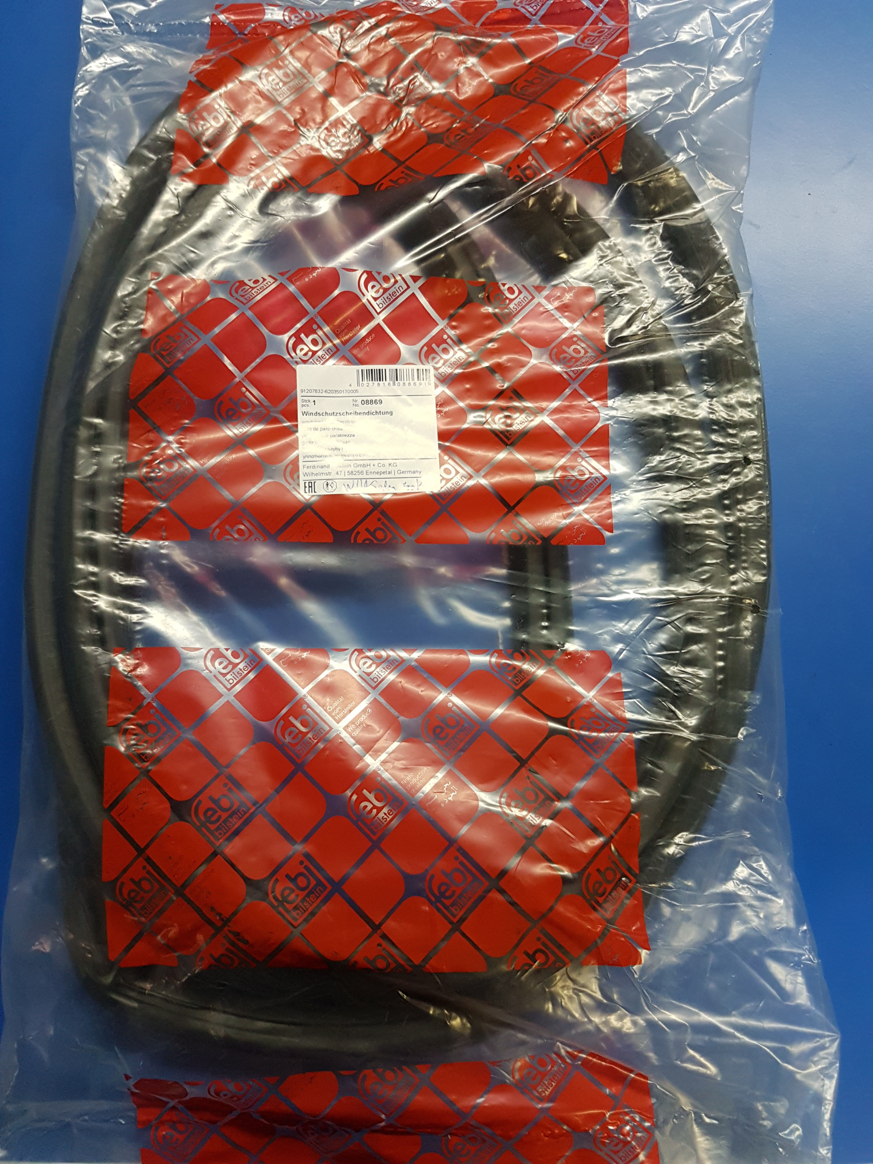 Mercedes W114 & W115 Sedan Front Windscreen Rubber - 1156700039 & 115 670 00 39 Febi frontr view