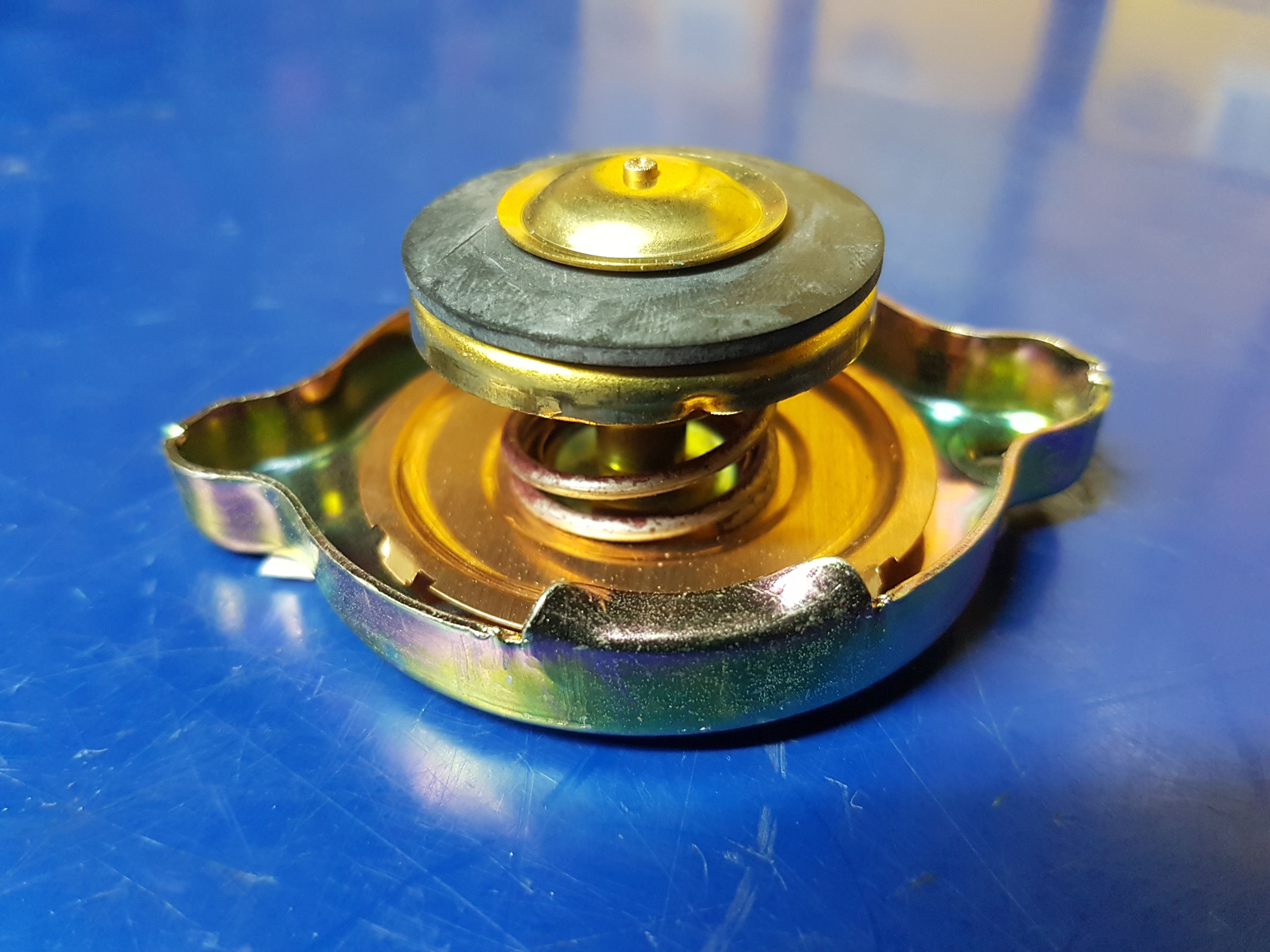 Mercedes Unimog SBU, U1700 - Radiator Cap 70 deg - 000 501 57 15, 0005015715 Side view