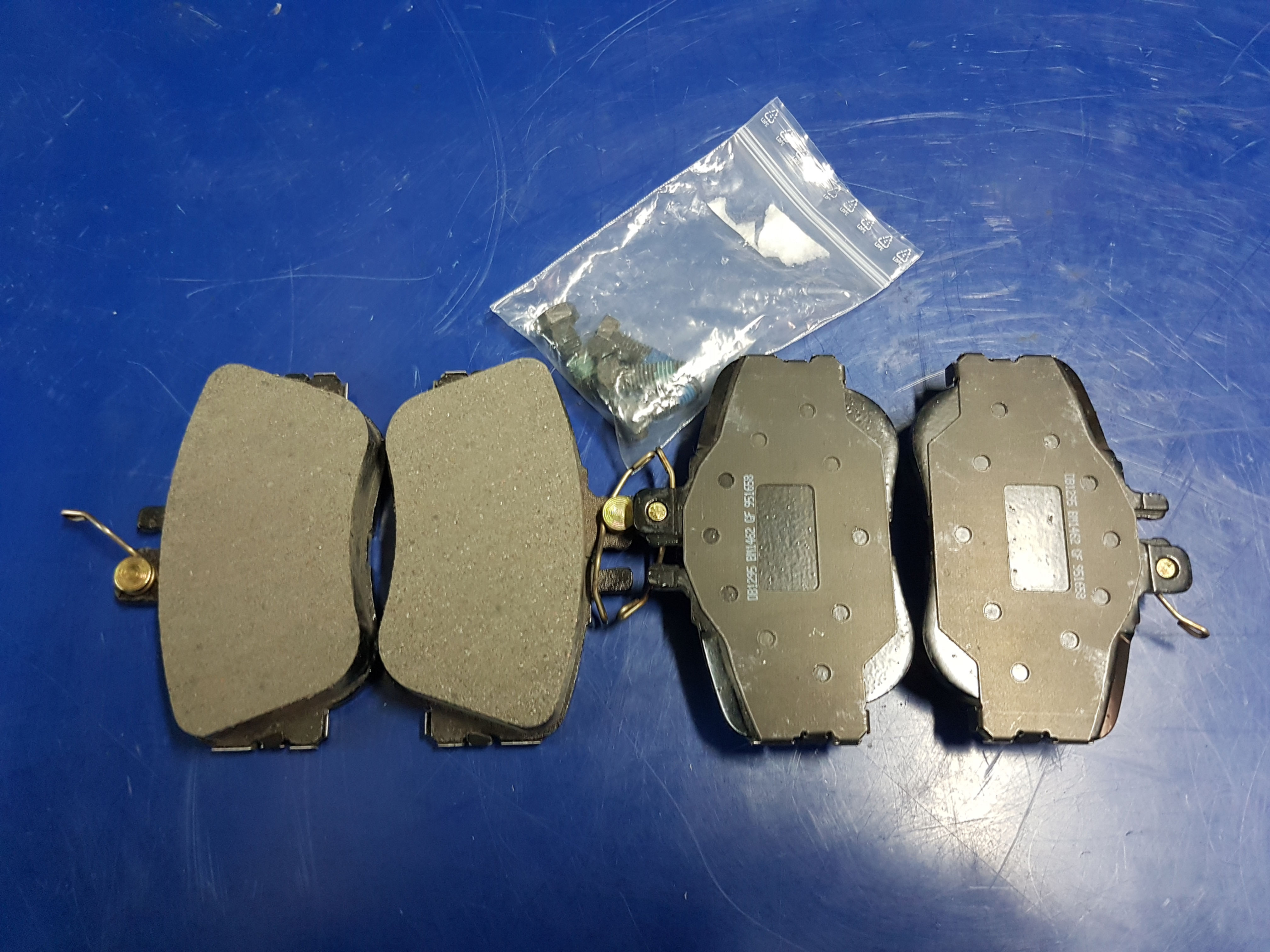 Mercedes W202 - Disc brake pad set - Front - 005 420 46 20 & 0054204620 Top view